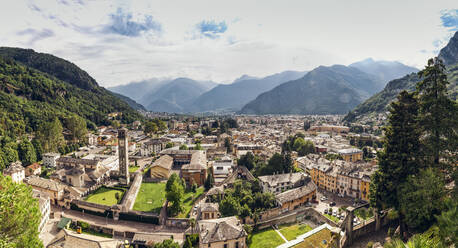 Stadtbild im Valchiavenna-Tal gegen den Himmel, Chiavenna, Provinz Sondrio, Lombardei, Italien - MAMF01531