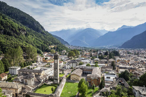 Parrocchia Di San Lorenzo in der Stadt am Berg gegen den Himmel, Valchiavenna, Chiavenna, Provinz Sondrio, Lombardei, Italien - MAMF01538