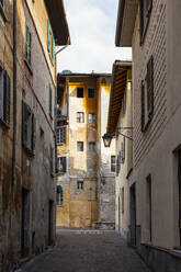 Leere enge Gasse inmitten von Gebäuden in der Stadt, Valchiavenna, Chiavenna, Provinz Sondrio, Lombardei, Italien - MAMF01543
