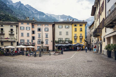 Piazza Rodolfo Pestalozzi in der Stadt vor den Bergen, Chiavenna, Valchiavenna, Provinz Sondrio, Lombardei, Italien - MAMF01551