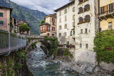 Der Fluss Mera bei den Gebäuden des Palazzo Pestalozzi in der Stadt, Valchiavenna, Chiavenna, Provinz Sondrio, Lombardei, Italien - MAMF01552