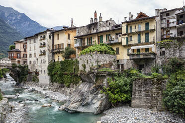 Der Fluss Mera fließt an Gebäuden in der Stadt vorbei, Palazzo Pestalozzi, Valchiavenna, Chiavenna, Provinz Sondrio, Lombardei, Italien - MAMF01553