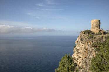 Verlassener Aussichtsturm auf einer Klippe am Meer vor blauem Himmel, Mallorca, Spanien - JMF00556