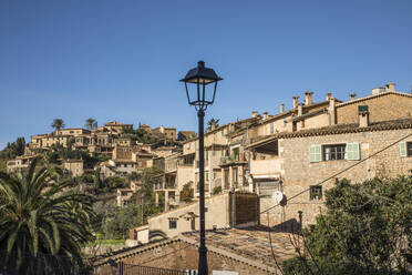 Gebäude in einem Dorf gegen einen klaren blauen Himmel an einem sonnigen Tag, Deia, Mallorca, Spanien - JMF00557