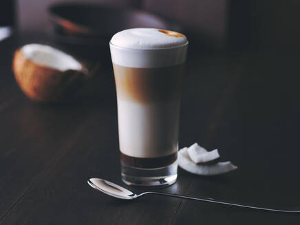 Ein Glas Latte Macchiato mit Kokosnussgeschmack - PPXF00339