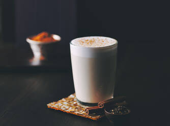 Ein Glas Chai Latte mit Zimt - PPXF00340