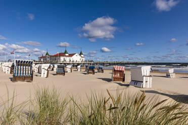 Deutschland, Mecklenburg-Vorpommern, Heringsdorf, Strandkörbe mit Kapuze am leeren Strand mit der Seebrücke Ahlbeck im Hintergrund - WDF06489