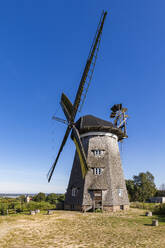 Deutschland, Mecklenburg-Vorpommern, Benz, Alte Windmühle vor klarem Himmel auf der Insel Usedom - WDF06493