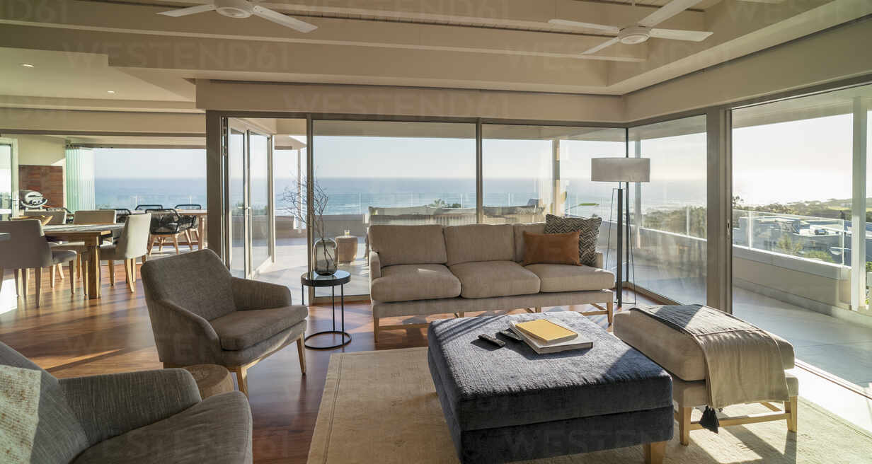 luxus-wohnzimmer mit sonnigem meerblick, lizenzfreies stockfoto