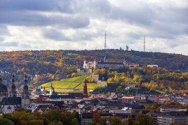 Deutschland, Bayern, Würzburg, Stadt im Herbst mit Festung Marienberg im Hintergrund - NDF01195