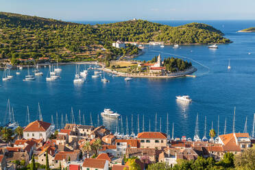 Stadt Vis, Franziskanerkloster und Hafen, Insel Vis, Kroatien - MINF15664