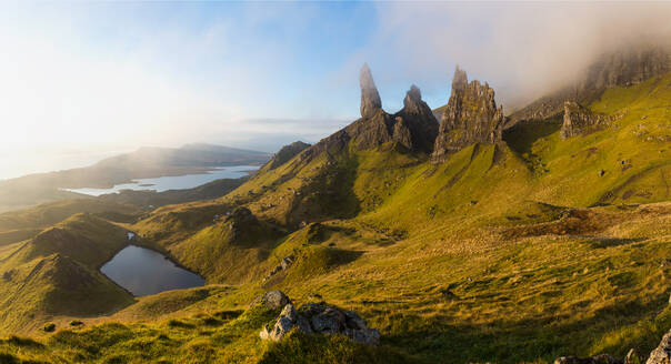 Die Felsnadeln des Old Man of Storr auf der Halbinsel Trotternish der Isle of Skye - MINF15681