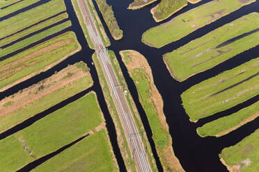 Eisenbahnlinie und Polder oder zurückgewonnenes Land, Nordholland, Niederlande - MINF15694