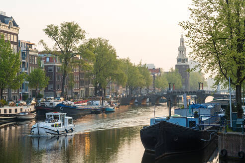 Die Oudeschans-Kanal in Amsterdam und der Turm Montelbaanstoren - MINF15696