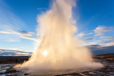 Der geothermische Geysir Strokkur, Golden Circle, Island - MINF15697