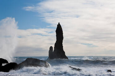 Felsenstapel, Trollspitzen Reynisdrangar, bei Vik. - MINF15704