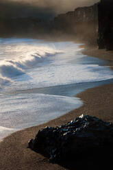 Schwarzer Strand und Welle, bei Vik, Island - MINF15705