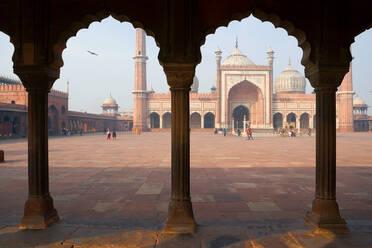 Jama Masjid Mosque Delhi, the courtyard at a mosque, with a colonnade with scalloped edged arches. - MINF15711