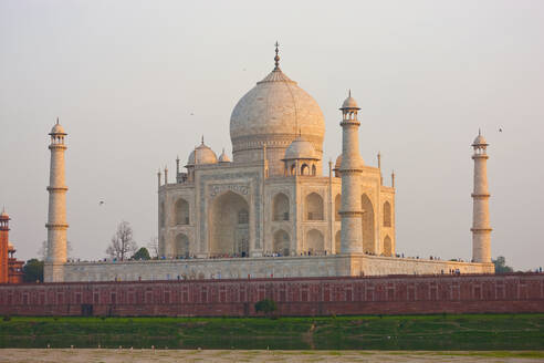 Taj Mahal am Ufer des Flusses Yamuna, Agra, Indien - MINF15713