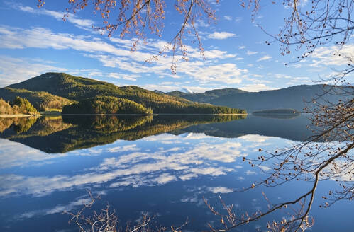 Hügel und Wolken spiegeln sich in einem ruhigen See, Walchensee, Bayern, Deutschland - MRF02444