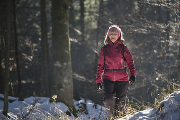 Frau geht im Wald im Winter spazieren - MRF02451