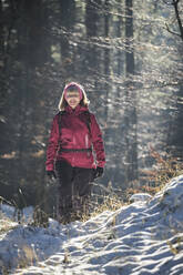 Frau geht im Wald im Winter spazieren - MRF02452