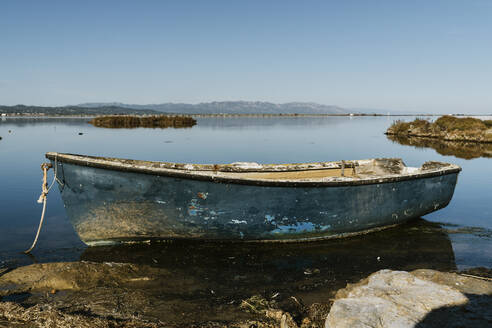 Verlassenes Ruderboot im See gegen den klaren Himmel an einem sonnigen Tag im Naturpark, Ebro-Delta, Spanien - AFVF08071