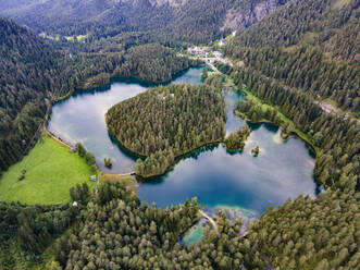 Österreich, Tirol, Fernsteinsee, Luftaufnahme von See und Bergen - YRF00268