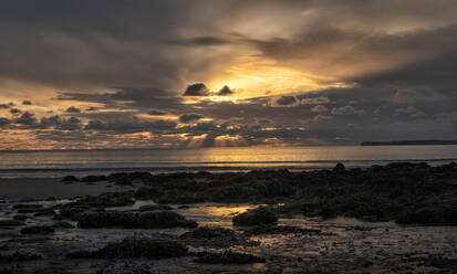 Schöner Blick auf den Strand von Manorbier bei Sonnenuntergang in Pembrokeshire, UK - ALRF01795