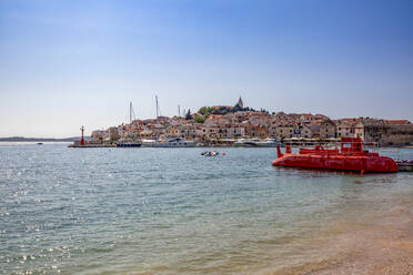 Landschaftsbild der Stadt Primosten am Adriatischen Meer bei Sibenik-Knin, Kroatien - MAMF01566