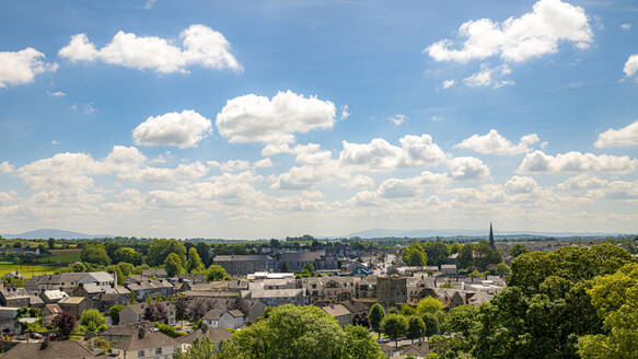 Luftaufnahme der Stadt gegen bewölkten Himmel an einem sonnigen Tag, Cashel, Tipperary, Irland - BIGF00072