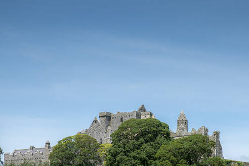 Rock of Cashel gegen einen klaren blauen Himmel an einem sonnigen Tag, Tipperary, Irland - BIGF00073