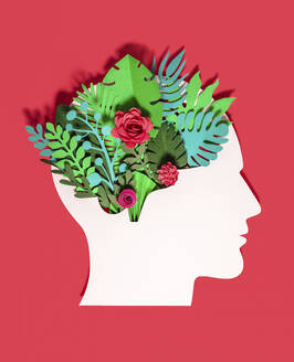 Pflanzen und Blumen mit Kopf aus Papier auf rotem Hintergrund - GEMF04579