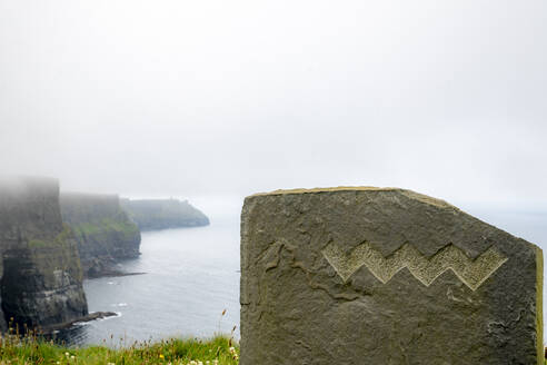 Cliffs of Moher am Meer bei nebligem Wetter in Clare, Irland - BIGF00075