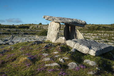 Poulnabrone dolmen auf dem Land gegen klaren blauen Himmel an einem sonnigen Tag, Clare, Irland - BIGF00078