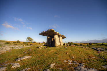 Poulnabrone dolmen auf Landschaft gegen klaren blauen Himmel während sonnigen Tag in Clare, Irland - BIGF00079