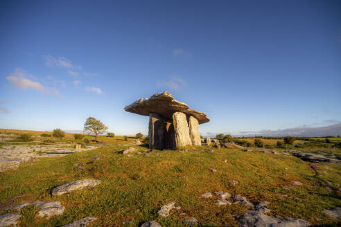 Poulnabrone dolmen auf Landschaft gegen klaren blauen Himmel während sonnigen Tag in Clare, Irland - BIGF00079