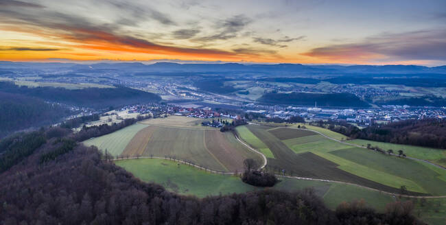 Landwirtschaftliches Feld vor dramatischem Himmel auf der Schwäbischen Alb bei Sonnenaufgang - STSF02771