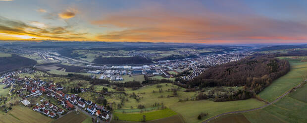 Stadt auf der Schwäbischen Alb vor bewölktem Himmel bei Sonnenaufgang - STSF02774