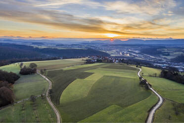 Landschaft gegen orangefarbenen Himmel bei Sonnenaufgang - STSF02775