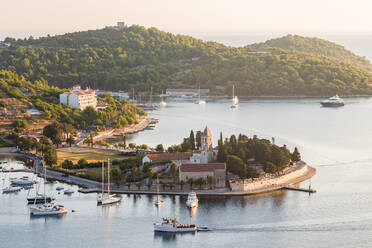 Stadt Vis, Franziskanerkloster und Hafen, Insel Vis, Kroatien - MINF15752