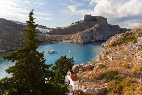 St. Pauls Kirche und Strand, Lindos, Rhodos, Dodekanes Griechenland - MINF15762