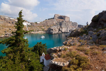 Hafen von St. Pauls, Strand und Akropolis, Lindos Rhodos Griechenland - MINF15769