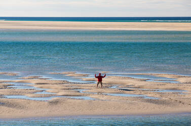 Mann am Strand von Luskentyre, Blick von oben, ausgestreckte Arme - MINF15770