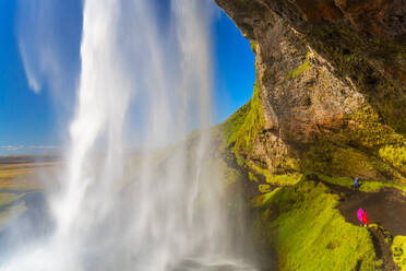 Der spektakuläre Wasserfall Seljalandsfoss, dessen Wasser von oben herabstürzt - MINF15782