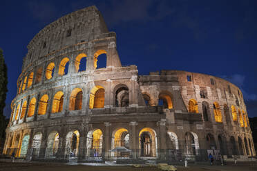 Italien, Rom, Kolosseum, Antikes Amphitheater bei Nacht - ABOF00586