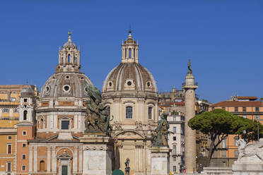 Italien, Rom, Kirche der Heiligen Maria von Loreto, Kirche des Heiligsten Namens Mariens am Trajansforum und Trajanssäule - ABOF00592