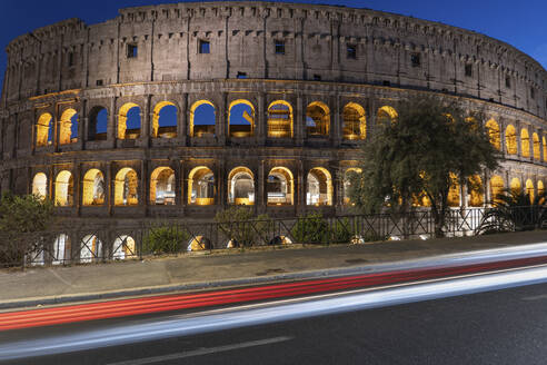 Italien, Rom, Kolosseum, Antikes Amphitheater bei Nacht - ABOF00593