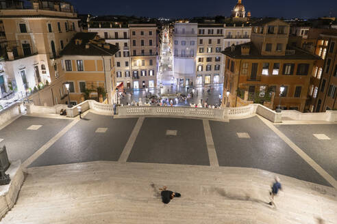 Italien, Rom, Spanische Treppe, Piazza di Spagna, Stadt bei Nacht, Blick auf den Stadtplatz - ABOF00602