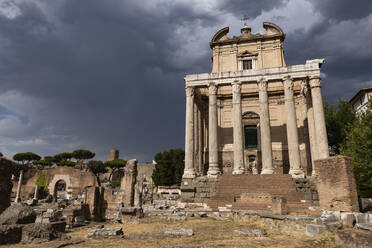 Rom, Italien, Forum Romanum, Tempel des Antoninus und der Faustina und Kirche San Lorenzo in Miranda - ABOF00608